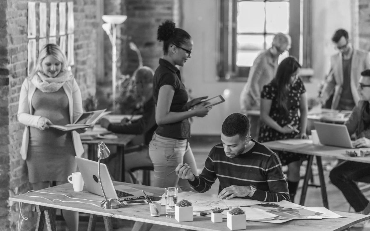 Studenti che partecipano a sessioni online interattive